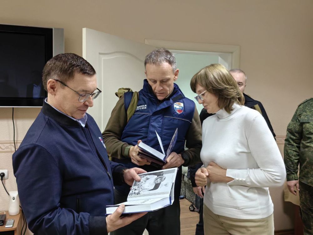 Во время визита в Донецую Народную Республику первый заместитель Председателя Совета Федерации РФ, секретарь Генерального совета партии Единая Россия Владимир Якушев и руководитель Центрального исполкома партии Александр... Во время визита в Донецую Народную Республику первый заместитель Председателя Совета Федерации РФ, секретарь Генерального совета партии Единая Россия Владимир Якушев и руководитель Центрального исполкома партии Александр...