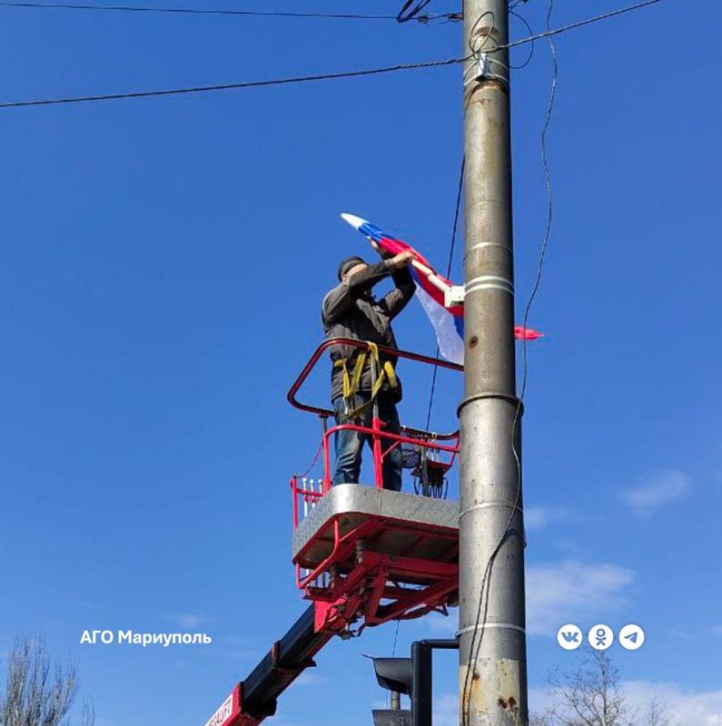 «Мариупольгорсвет» обновил государственную символику в двух районах города «Мариупольгорсвет» обновил государственную символику в двух районах города