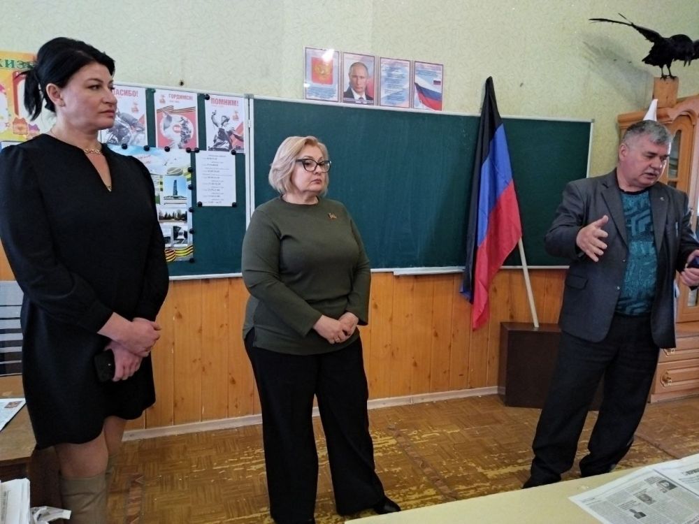 10 апреля заместитель руководителя Управы Кировского внутригородского района Рита Бурцева, а также депутаты Макеевского городского совета Ирина Рудь и Юрий Яретенко, провели встречу c трудовым коллективом ГБОУ «Основная... 10 апреля заместитель руководителя Управы Кировского внутригородского района Рита Бурцева, а также депутаты Макеевского городского совета Ирина Рудь и Юрий Яретенко, провели встречу c трудовым коллективом ГБОУ «Основная...