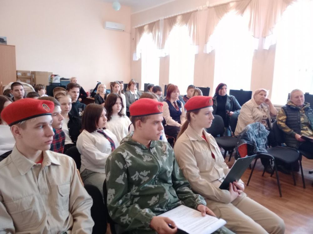 Руководитель клубного объединения "Казачата" ЦКД им. А.С. Пушкина, зампред Совета женщин Зяблова Лидия Павловна и председатель Совета женщин Докучаевска Мартыновская Леся Борисовна завершили серию поэтических чтений в... Руководитель клубного объединения "Казачата" ЦКД им. А.С. Пушкина, зампред Совета женщин Зяблова Лидия Павловна и председатель Совета женщин Докучаевска Мартыновская Леся Борисовна завершили серию поэтических чтений в...
