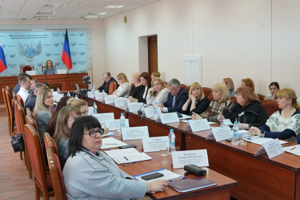 Олег Трофимов: Сегодня с заместителем Председателя Правительства ДНР Ларисой Толстыкиной провели заседание коллегии Минобрнауки ДНР, где подвели итоги деятельности ведомства в 2024 году и определили планы на текущий год Олег Трофимов: Сегодня с заместителем Председателя Правительства ДНР Ларисой Толстыкиной провели заседание коллегии Минобрнауки ДНР, где подвели итоги деятельности ведомства в 2024 году и определили планы на текущий год