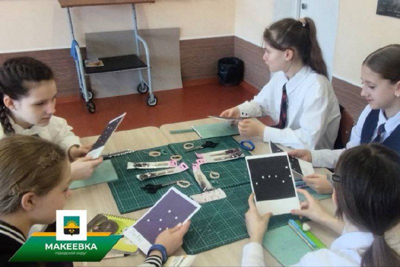 В преддверии Дня космонавтики в макеевском лицее состоялся открытый урок памяти Ю.А. Гагарина «Он был первым» В преддверии Дня космонавтики в макеевском лицее состоялся открытый урок памяти Ю.А. Гагарина «Он был первым»