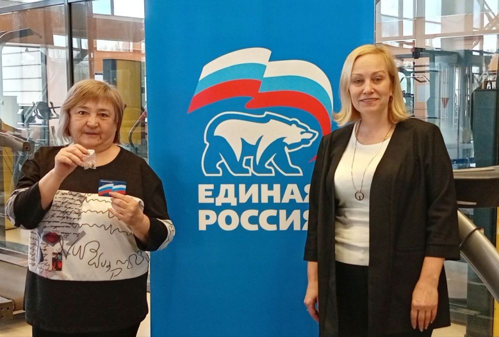 Наталья Бегуненко: В Петровском районе г. Донецка продолжается вручение партийных билетов новым партийцам «ЕДИНОЙ РОССИИ» Наталья Бегуненко: В Петровском районе г. Донецка продолжается вручение партийных билетов новым партийцам «ЕДИНОЙ РОССИИ»