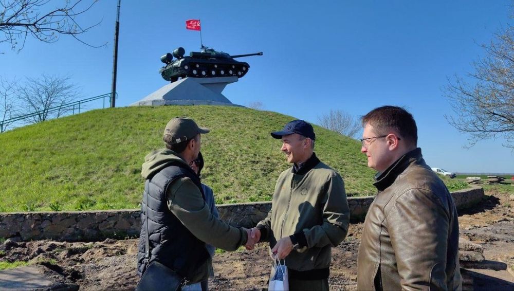Наталья Великодная: Делегация Свердловской области посетила мемориал в с. Коньково Наталья Великодная: Делегация Свердловской области посетила мемориал в с. Коньково