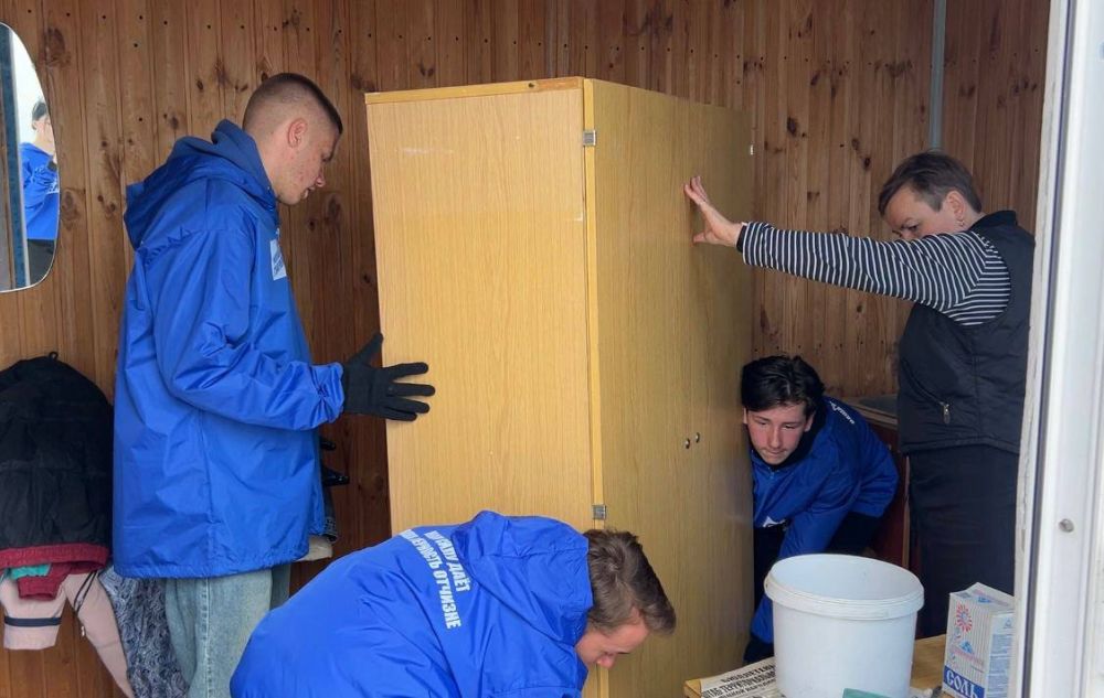 Мариуполь. Молодогвардейцы помогли в благоустройстве водноспортивного комплекса города Ребята отчистили территорию от мусора, а также перенесли мебель Мариуполь. Молодогвардейцы помогли в благоустройстве водноспортивного комплекса города Ребята отчистили территорию от мусора, а также перенесли мебель