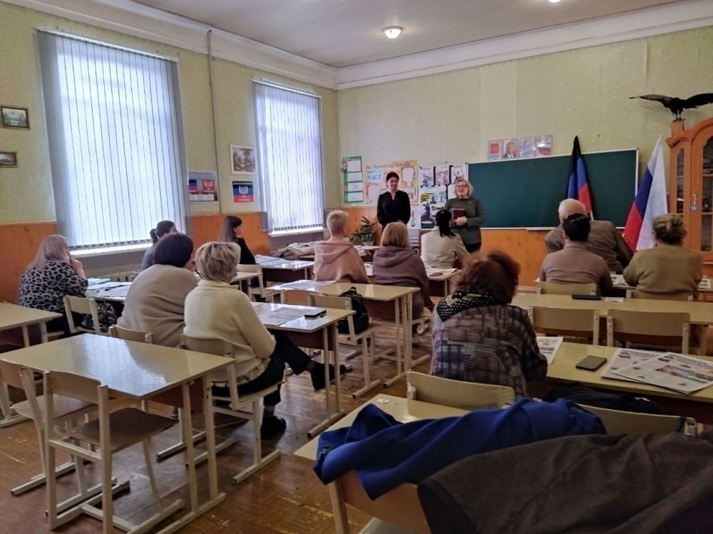 10 апреля заместитель руководителя Управы Кировского внутригородского района Рита Бурцева, а также депутаты Макеевского городского совета Ирина Рудь и Юрий Яретенко, провели встречу c трудовым коллективом ГБОУ «Основная... 10 апреля заместитель руководителя Управы Кировского внутригородского района Рита Бурцева, а также депутаты Макеевского городского совета Ирина Рудь и Юрий Яретенко, провели встречу c трудовым коллективом ГБОУ «Основная...