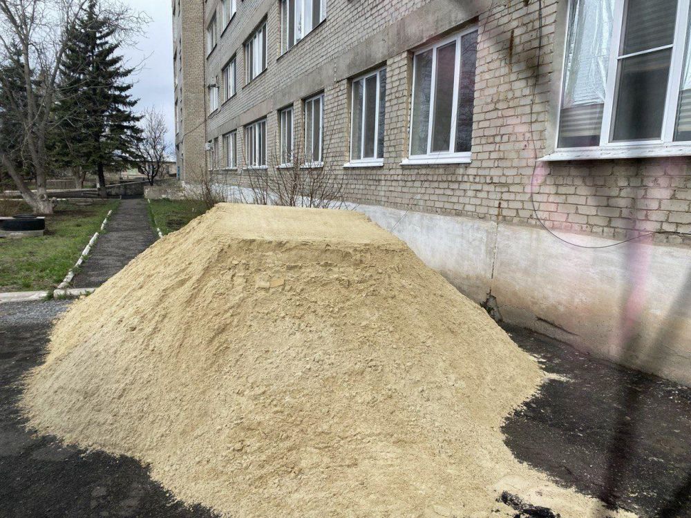 Забайкалье ремонтирует здание Центральной районной больницы Старобешево Забайкалье ремонтирует здание Центральной районной больницы Старобешево
