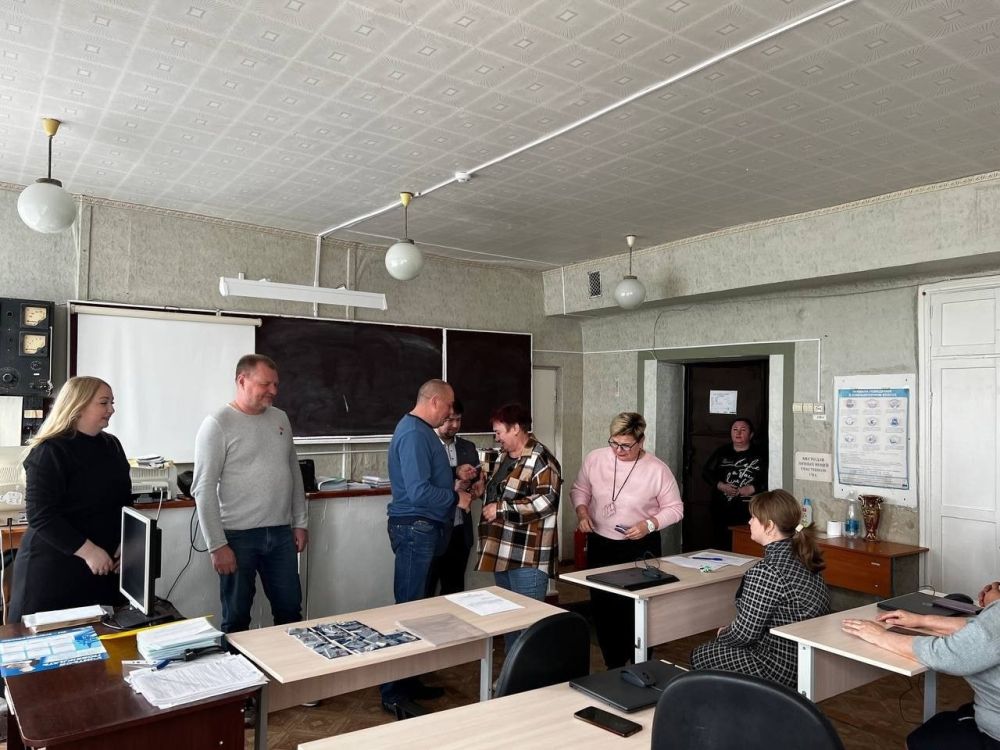Депутаты Енакиевского городского совета (фракция ВПП "Единая Россия") провели встречу в пгт Корсунь Депутаты Енакиевского городского совета (фракция ВПП "Единая Россия") провели встречу в пгт Корсунь