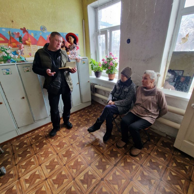 Депутат ЛДПР Тельмановского муниципального округа Александр Раков провел встречу с гражданами, разместившимися в пункте временного размещения в с. Бахчевик, чтобы обсудить их актуальные проблемы и вопросы, касающиеся... Депутат ЛДПР Тельмановского муниципального округа Александр Раков провел встречу с гражданами, разместившимися в пункте временного размещения в с. Бахчевик, чтобы обсудить их актуальные проблемы и вопросы, касающиеся...