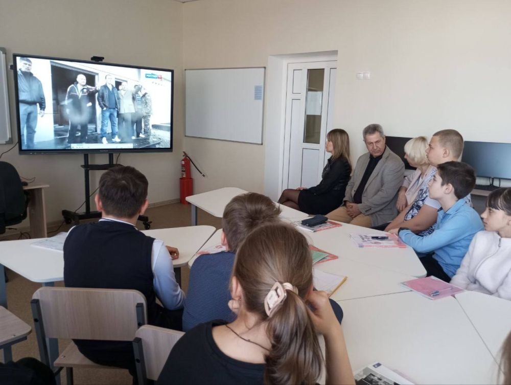 Всероссийская акция проекта «МИР ВОЗМОЖНОСТЕЙ» , Русский Крым и Севастополь, проведено в Мангушской школе №2 с участием члена Всероссийской политической партии «ЕДИНАЯ РОССИЯ»Ляпиной А.В и депутата муниципального совета... Всероссийская акция проекта «МИР ВОЗМОЖНОСТЕЙ» , Русский Крым и Севастополь, проведено в Мангушской школе №2 с участием члена Всероссийской политической партии «ЕДИНАЯ РОССИЯ»Ляпиной А.В и депутата муниципального совета...