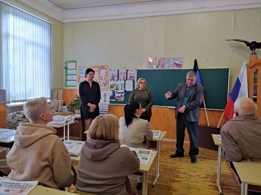 10 апреля заместитель руководителя Управы Кировского внутригородского района Рита Бурцева, а также депутаты Макеевского городского совета Ирина Рудь и Юрий Яретенко, провели встречу c трудовым коллективом ГБОУ «Основная... 10 апреля заместитель руководителя Управы Кировского внутригородского района Рита Бурцева, а также депутаты Макеевского городского совета Ирина Рудь и Юрий Яретенко, провели встречу c трудовым коллективом ГБОУ «Основная...