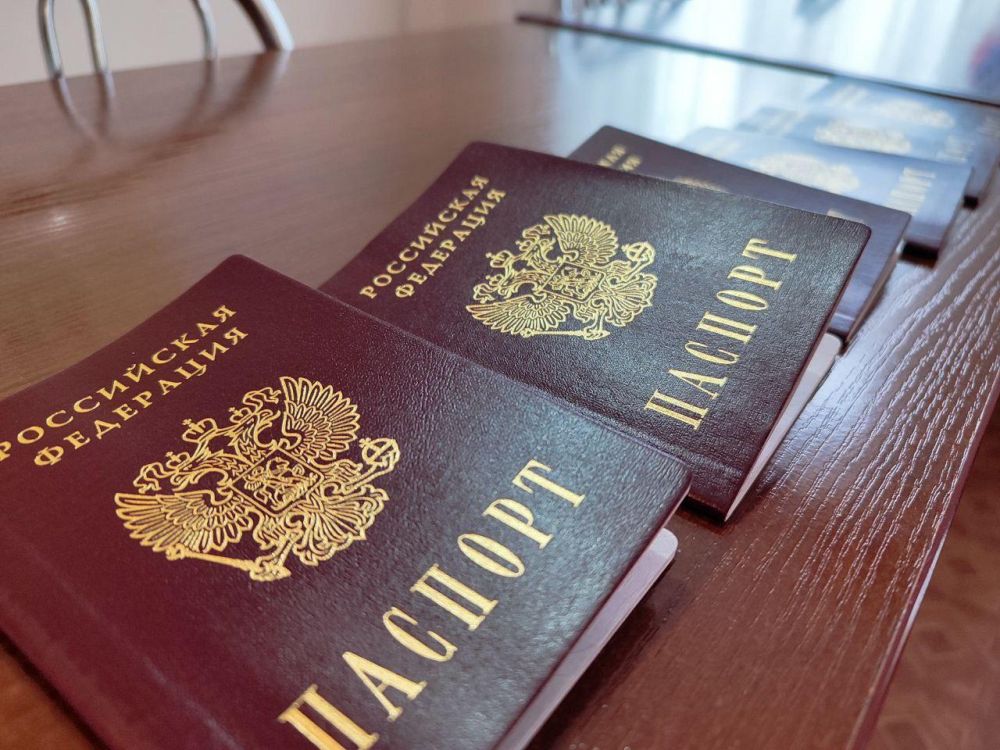 В Докучаевске активистам «Движение Первых» вручили паспорта РФ В Докучаевске активистам «Движение Первых» вручили паспорта РФ