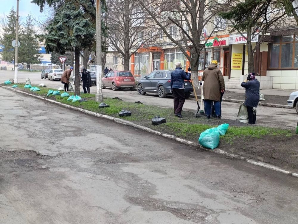 Единороссы провели день с пользой для города Единороссы провели день с пользой для города