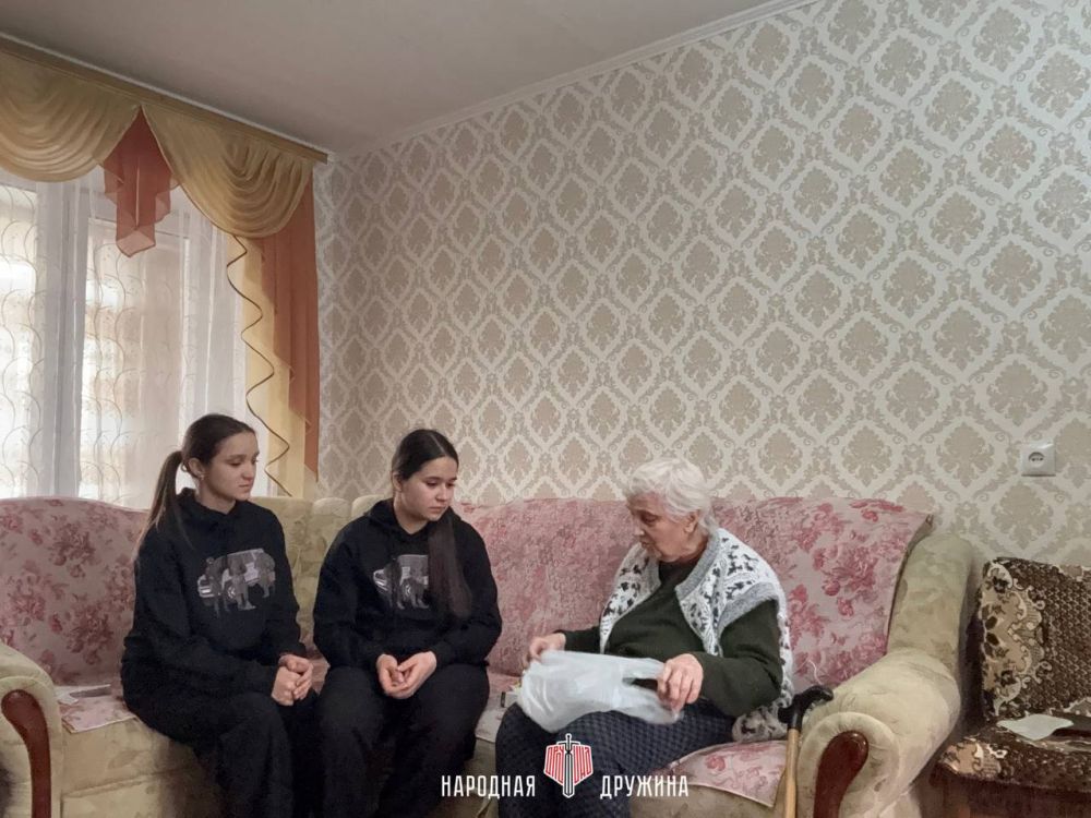 Дружинники помогают!. На постоянной основе активисты Тельмановского штаба Народной Дружины помогают Любови Михайловне, вдове участника Великой Отечественной войны Дружинники помогают!. На постоянной основе активисты Тельмановского штаба Народной Дружины помогают Любови Михайловне, вдове участника Великой Отечественной войны