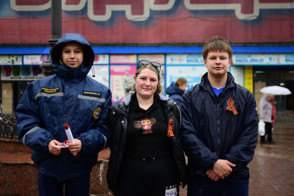 Добровольцы Донецкого РО ВСКС приняли участие в Международной акции «Георгиевская лента», организовав раздачу георгиевских лент - символа памяти о подвиге советского народа в Великой Отечественной войне жителям Донецка и... Добровольцы Донецкого РО ВСКС приняли участие в Международной акции «Георгиевская лента», организовав раздачу георгиевских лент - символа памяти о подвиге советского народа в Великой Отечественной войне жителям Донецка и...