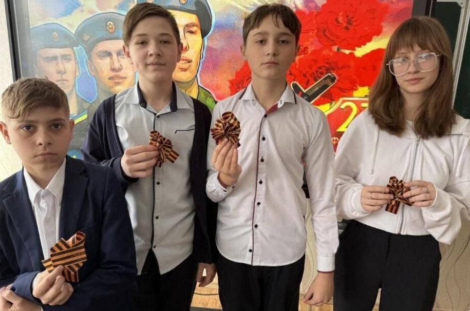 Сергей Желновач: Ученики школ Дебальцево и Хабаровского края обменялись опытом в изготовлении георгиевских лент Сергей Желновач: Ученики школ Дебальцево и Хабаровского края обменялись опытом в изготовлении георгиевских лент