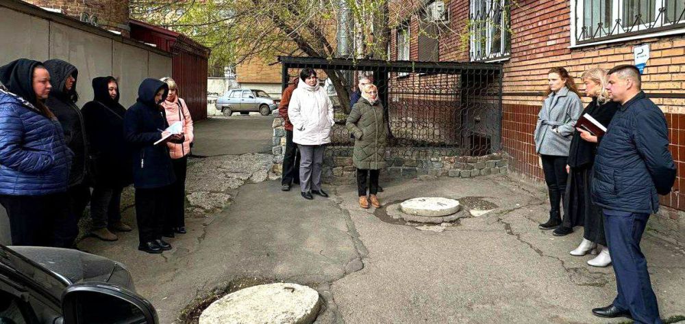 ВСТРЕЧИ ВО ДВОРАХ. Депутаты Донецкого городского совета Виталий Калараш, Виктория Хощенко, Александр Иванченко, Эдуард Момот с руководителями Управ Буденновского, Ворошиловского и Кировского районов приняли участие во... ВСТРЕЧИ ВО ДВОРАХ. Депутаты Донецкого городского совета Виталий Калараш, Виктория Хощенко, Александр Иванченко, Эдуард Момот с руководителями Управ Буденновского, Ворошиловского и Кировского районов приняли участие во...