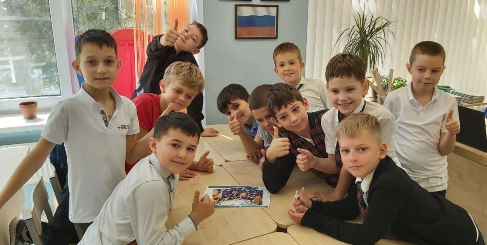 Уроки в классах, запах краски в коридоре, звонок на перемену — всё это снова возвращается в мариупольские школы Уроки в классах, запах краски в коридоре, звонок на перемену — всё это снова возвращается в мариупольские школы