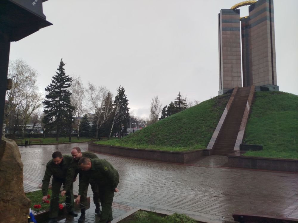 В Международный день освобождения узников концлагерей сотрудники следственного управления возложили цветы к монументу «Жертвам фашизма» В Международный день освобождения узников концлагерей сотрудники следственного управления возложили цветы к монументу «Жертвам фашизма»