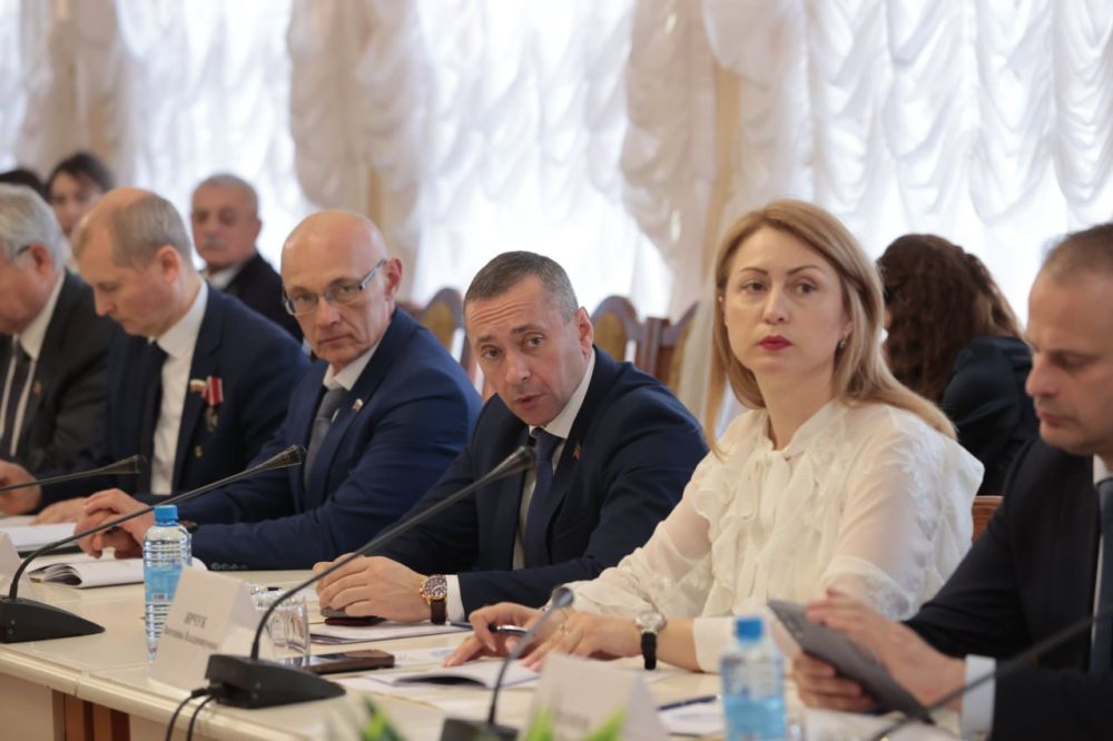 Заместитель Председателя Народного Совета ДНР Алексей Дорофеев и председатель Комитета по бюджету, финансам и налоговой политике Юрий Афендиков приняли участие в заседании Комитета Государственного Совета Республики Крым по... Заместитель Председателя Народного Совета ДНР Алексей Дорофеев и председатель Комитета по бюджету, финансам и налоговой политике Юрий Афендиков приняли участие в заседании Комитета Государственного Совета Республики Крым по...