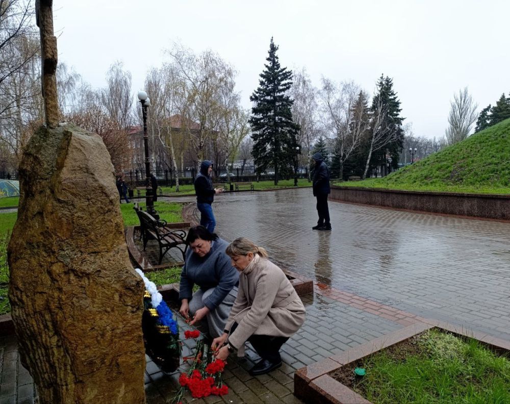 Возложение цветов к памятному знаку "Погибшим мирным жителям г. Сталино (Донецк)" в Ленинском районе города Донецка Возложение цветов к памятному знаку "Погибшим мирным жителям г. Сталино (Донецк)" в Ленинском районе города Донецка