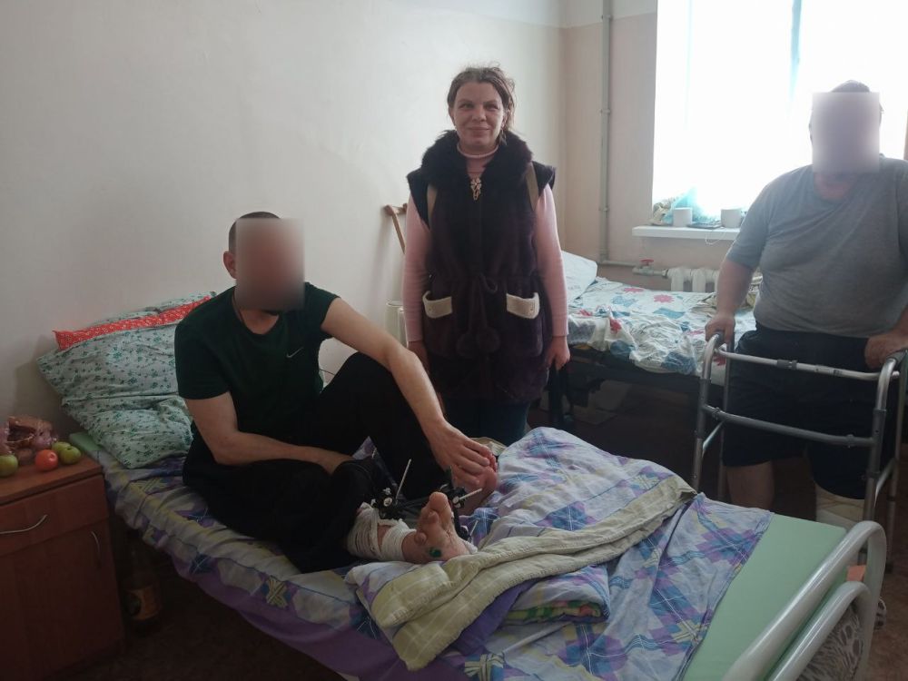 СВОих не бросаем!. Активисты партийного проекта "Женское движения Единой России" в Докучаевске проведали раненых бойцов, находящихся на лечении в госпитале СВОих не бросаем!. Активисты партийного проекта "Женское движения Единой России" в Докучаевске проведали раненых бойцов, находящихся на лечении в госпитале