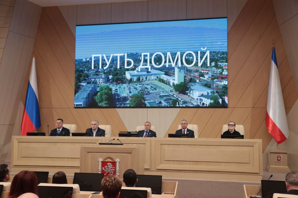 Председатель Народного Совета ДНР Константин Кузьмин принял участие в семинаре законодательных органов и представительных органов местного самоуправления воссоединенных субъектов России, который прошел в Крыму Председатель Народного Совета ДНР Константин Кузьмин принял участие в семинаре законодательных органов и представительных органов местного самоуправления воссоединенных субъектов России, который прошел в Крыму