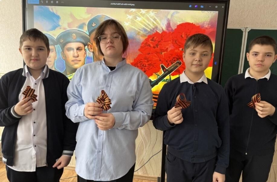 Сергей Желновач: Ученики школ Дебальцево и Хабаровского края обменялись опытом в изготовлении георгиевских лент Сергей Желновач: Ученики школ Дебальцево и Хабаровского края обменялись опытом в изготовлении георгиевских лент