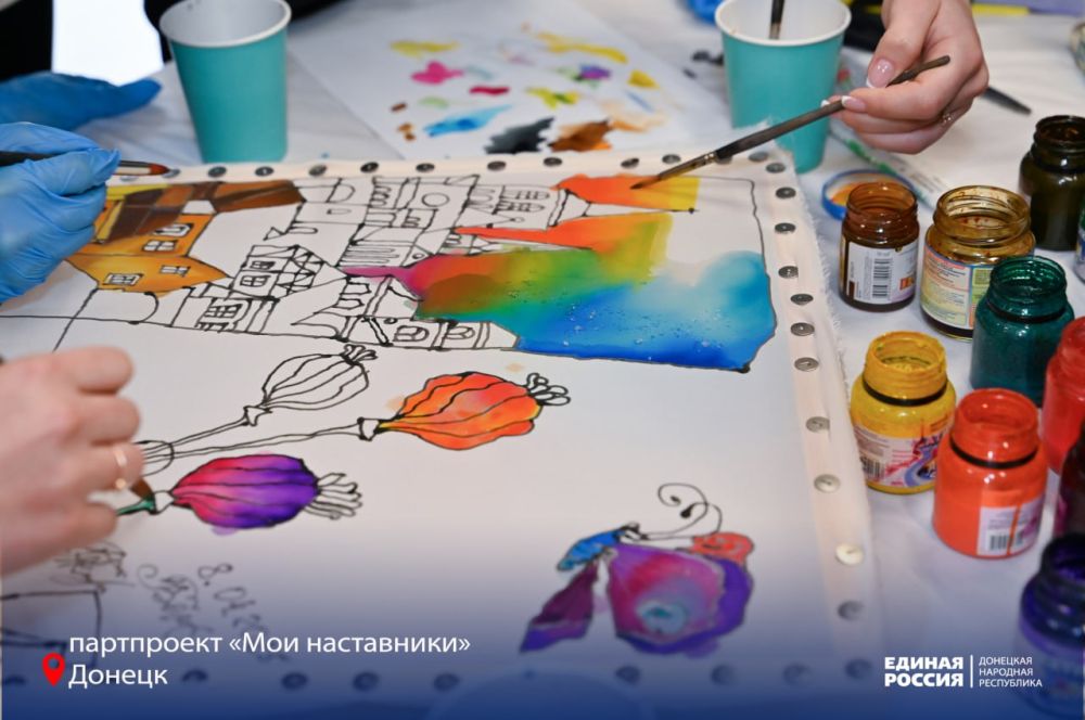 Шёлк, краски и вдохновение: первый шаг к искусству с проектом «Мои наставники» Шёлк, краски и вдохновение: первый шаг к искусству с проектом «Мои наставники»