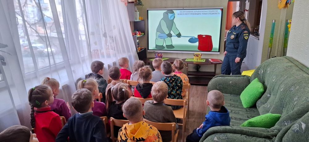В Снежном инспектор МЧС провела профилактические беседы с дошкольниками В Снежном инспектор МЧС провела профилактические беседы с дошкольниками
