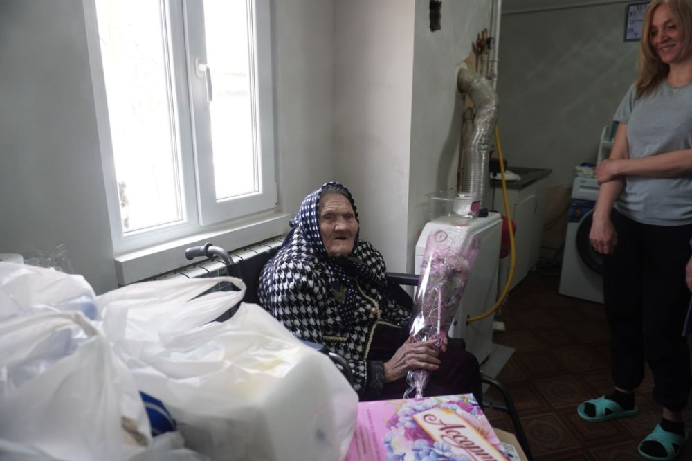 Сегодня первый заместитель главы Администрации Володарского муниципального округа Боровик Д. В. совместно с депутатом Народного Совета ДНР Золотнюк В. А. и председателем общественной организации ветеранов войны и труда... Сегодня первый заместитель главы Администрации Володарского муниципального округа Боровик Д. В. совместно с депутатом Народного Совета ДНР Золотнюк В. А. и председателем общественной организации ветеранов войны и труда...