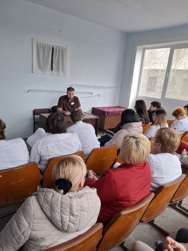 Сегодня, 11 апреля депутат Старобешевского муниципального совета ДНР Евгений Балабанов провел встречу с трудовым коллективом ГБУ ДНР "Старобешевская ЦРБ" Сегодня, 11 апреля депутат Старобешевского муниципального совета ДНР Евгений Балабанов провел встречу с трудовым коллективом ГБУ ДНР "Старобешевская ЦРБ"