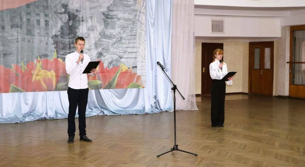Конкурс чтецов. В рамках года Защитники Отечества на базе детской театральной студии «Корпорация» 10 апреля в культурно-досуговом центре им. 40-летия Победы прошел конкурс чтецов «И пусть поколение помнит», посвященный Дню... Конкурс чтецов. В рамках года Защитники Отечества на базе детской театральной студии «Корпорация» 10 апреля в культурно-досуговом центре им. 40-летия Победы прошел конкурс чтецов «И пусть поколение помнит», посвященный Дню...