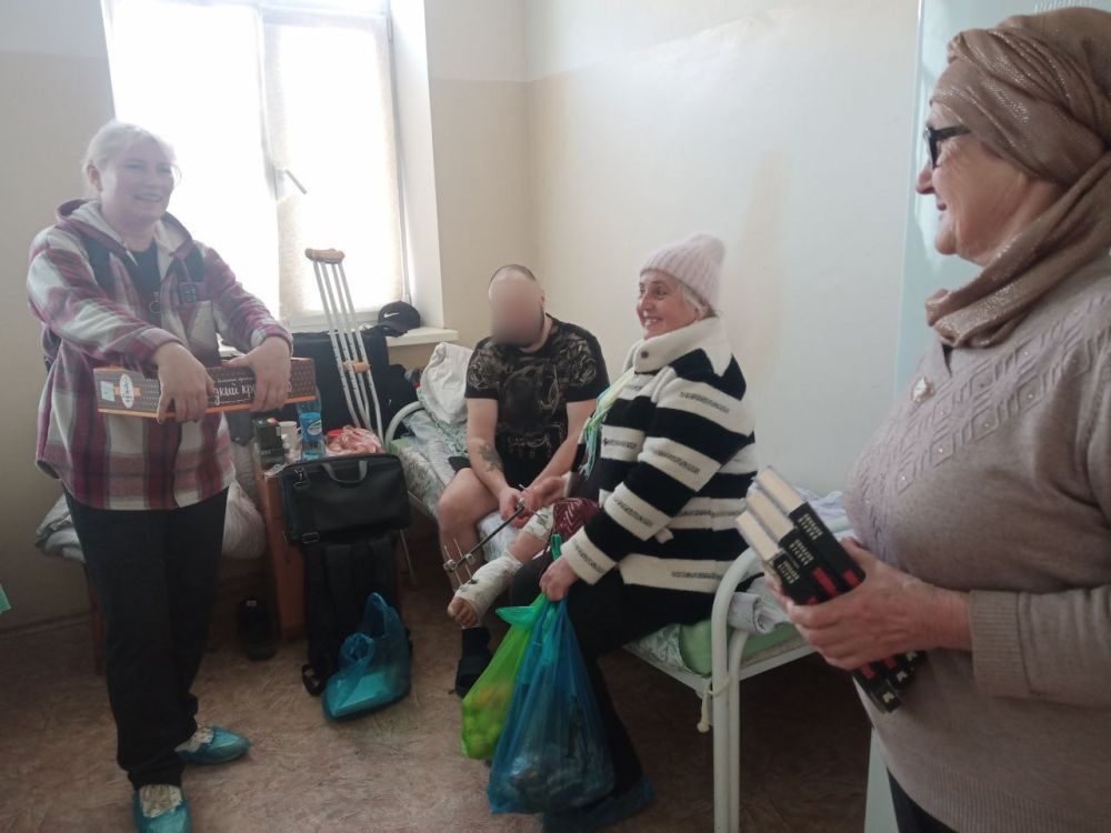 СВОих не бросаем!. Активисты партийного проекта "Женское движения Единой России" в Докучаевске проведали раненых бойцов, находящихся на лечении в госпитале СВОих не бросаем!. Активисты партийного проекта "Женское движения Единой России" в Докучаевске проведали раненых бойцов, находящихся на лечении в госпитале