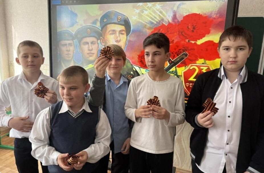 Сергей Желновач: Ученики школ Дебальцево и Хабаровского края обменялись опытом в изготовлении георгиевских лент Сергей Желновач: Ученики школ Дебальцево и Хабаровского края обменялись опытом в изготовлении георгиевских лент