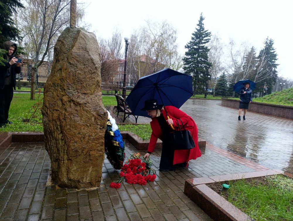 Возложение цветов к памятному знаку "Погибшим мирным жителям г. Сталино (Донецк)" в Ленинском районе города Донецка Возложение цветов к памятному знаку "Погибшим мирным жителям г. Сталино (Донецк)" в Ленинском районе города Донецка