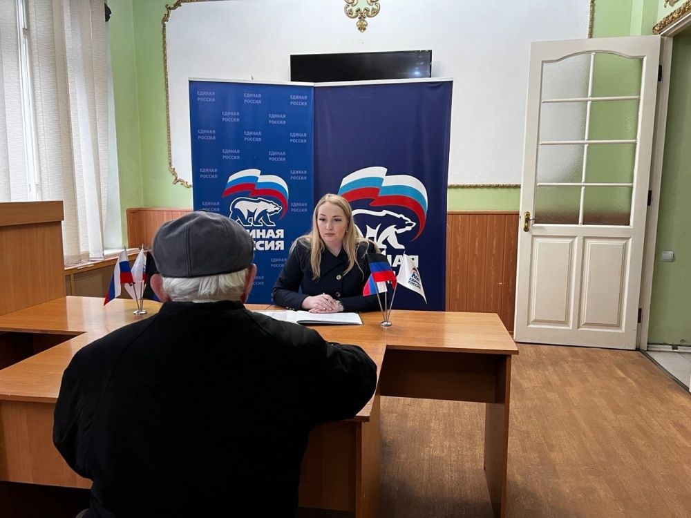 Сегодня, в общественной приемной Председателя Всероссийской политической партии «Единая Россия» Дмитрия Медведева прошел очередной прием граждан проведенный заместителем председателя Енакиевского городского совета Анной... Сегодня, в общественной приемной Председателя Всероссийской политической партии «Единая Россия» Дмитрия Медведева прошел очередной прием граждан проведенный заместителем председателя Енакиевского городского совета Анной...