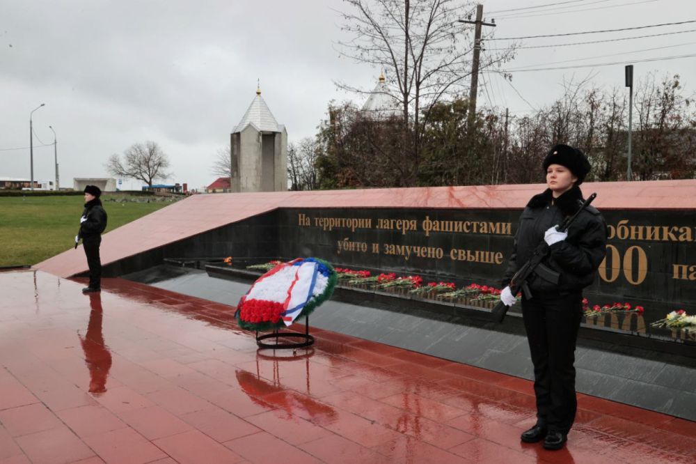 Константин Кузьмин: Рабочая поездка в Республику Крым выпала на важные для полуострова даты - День Конституции Республики Крым и Международный день освобождения узников фашистских концлагерей Константин Кузьмин: Рабочая поездка в Республику Крым выпала на важные для полуострова даты - День Конституции Республики Крым и Международный день освобождения узников фашистских концлагерей