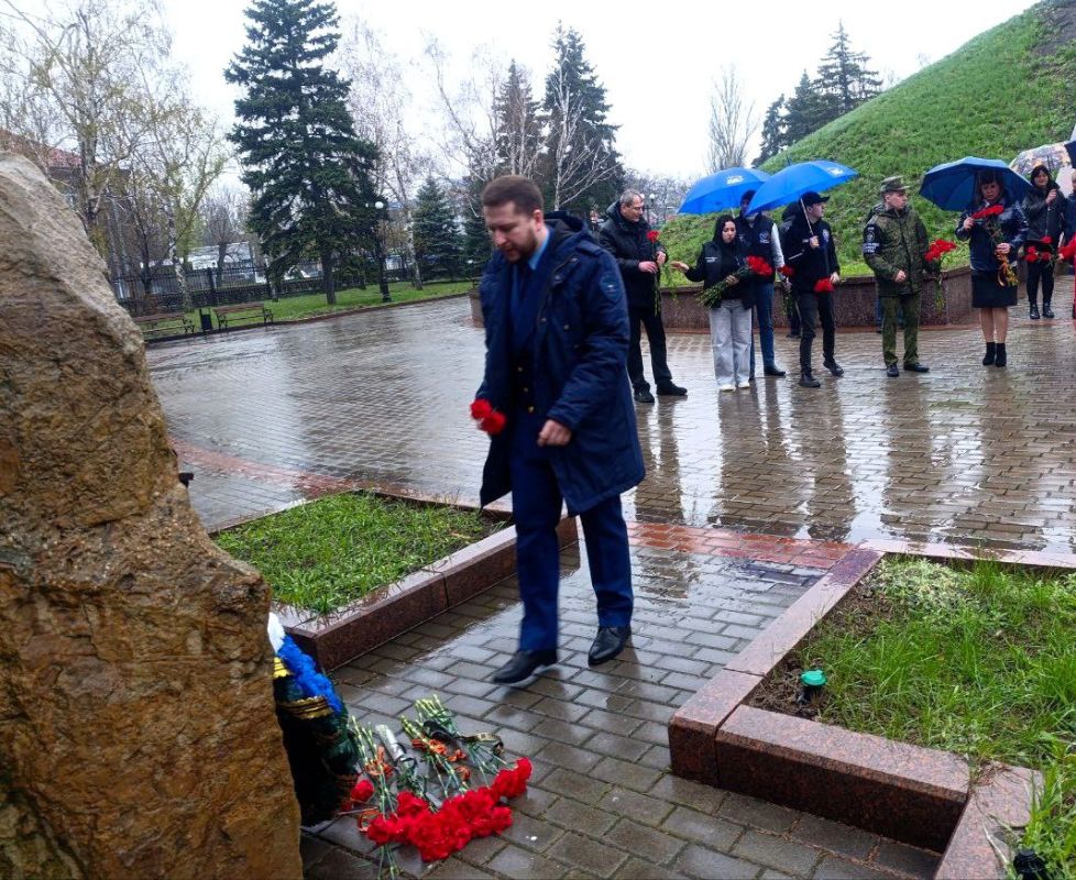 Возложение цветов к памятному знаку "Погибшим мирным жителям г. Сталино (Донецк)" в Ленинском районе города Донецка Возложение цветов к памятному знаку "Погибшим мирным жителям г. Сталино (Донецк)" в Ленинском районе города Донецка