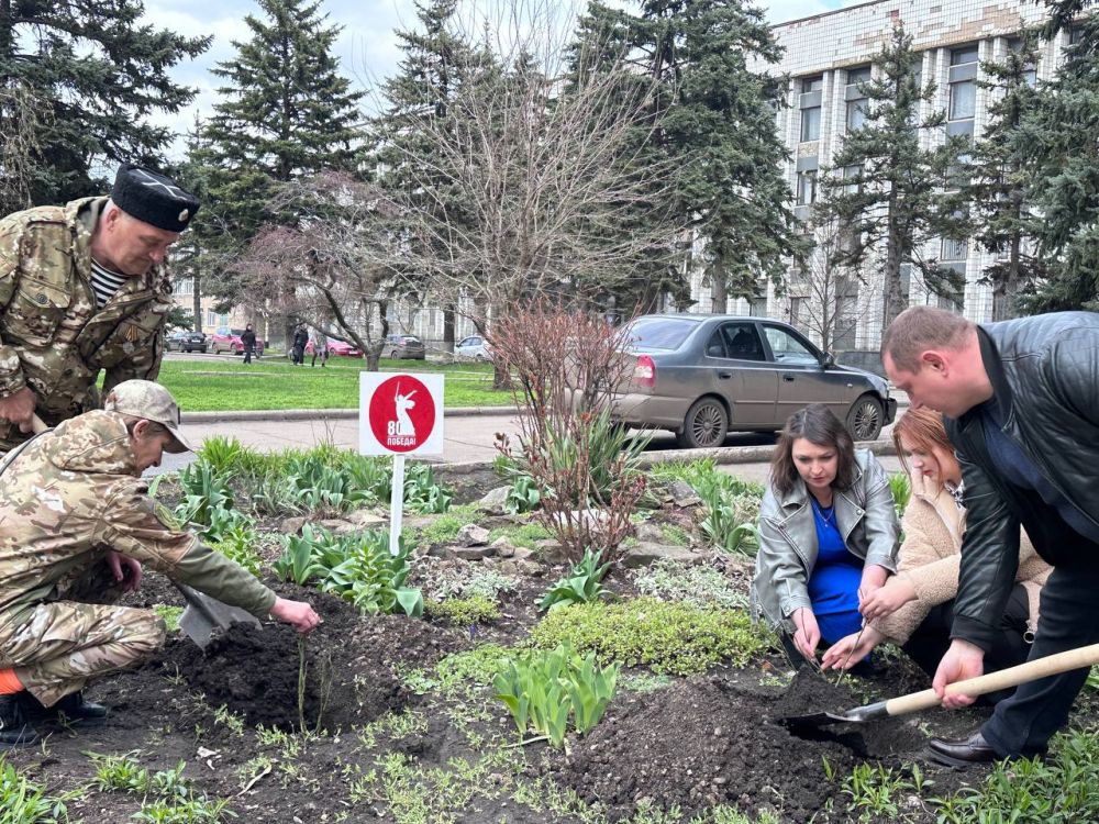 Зелёный Донбасс. В рамках празднования 80-летия Победы продолжается двухмесячник по благоустройству и озеленению нашего любимого города «Зелёный Донбасс», который проходит по поручению Главы Донецкой Народной Республики –... Зелёный Донбасс. В рамках празднования 80-летия Победы продолжается двухмесячник по благоустройству и озеленению нашего любимого города «Зелёный Донбасс», который проходит по поручению Главы Донецкой Народной Республики –...