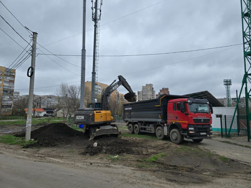 Мариуполь. Жовтневый район. Совсем недавно — пустые дворы, поломанные лавки, вырванные с корнем качели Мариуполь. Жовтневый район. Совсем недавно — пустые дворы, поломанные лавки, вырванные с корнем качели