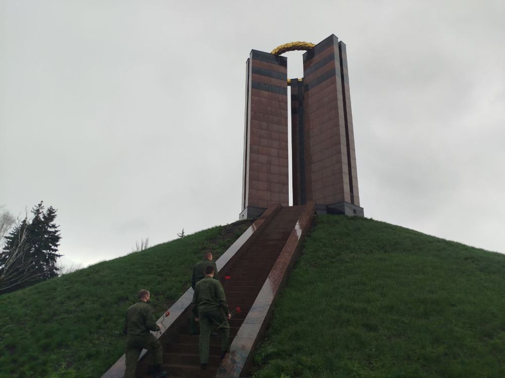 В Международный день освобождения узников концлагерей сотрудники следственного управления возложили цветы к монументу «Жертвам фашизма» В Международный день освобождения узников концлагерей сотрудники следственного управления возложили цветы к монументу «Жертвам фашизма»