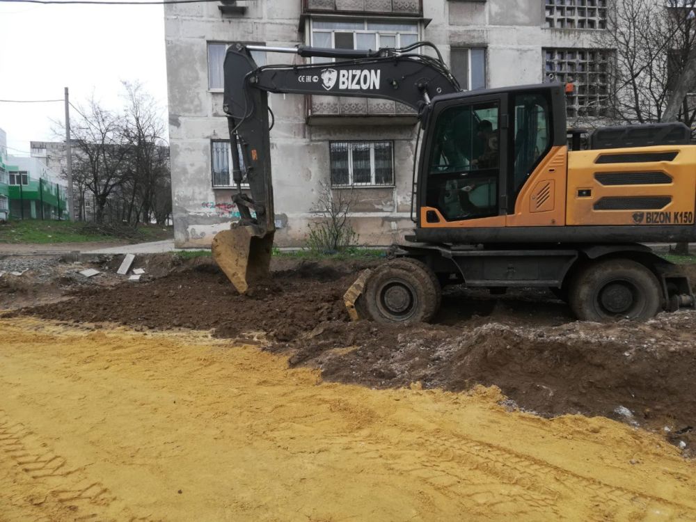 Мариуполь. Жовтневый район. Совсем недавно — пустые дворы, поломанные лавки, вырванные с корнем качели Мариуполь. Жовтневый район. Совсем недавно — пустые дворы, поломанные лавки, вырванные с корнем качели
