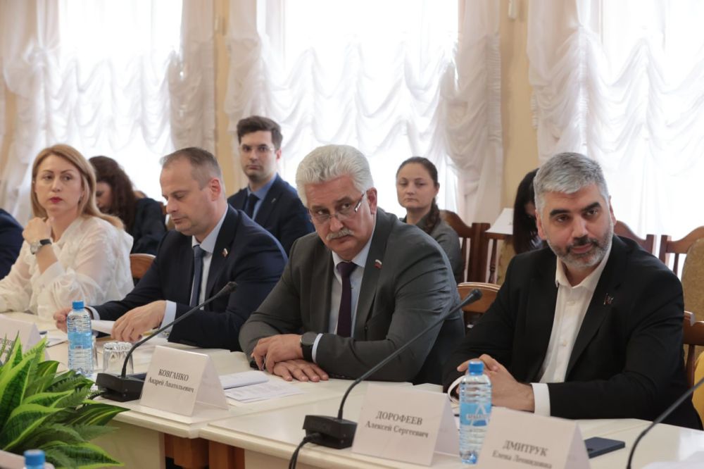 Заместитель Председателя Народного Совета ДНР Алексей Дорофеев и председатель Комитета по бюджету, финансам и налоговой политике Юрий Афендиков приняли участие в заседании Комитета Государственного Совета Республики Крым по... Заместитель Председателя Народного Совета ДНР Алексей Дорофеев и председатель Комитета по бюджету, финансам и налоговой политике Юрий Афендиков приняли участие в заседании Комитета Государственного Совета Республики Крым по...