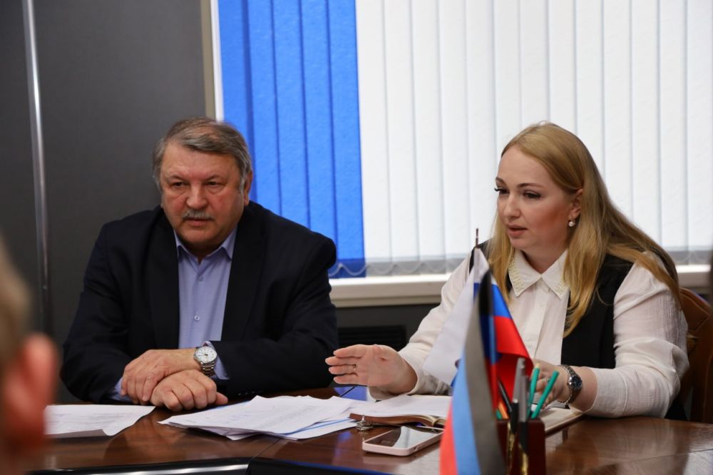 Заседание фракции "Единая Россия" в Енакиевском городском совете: Подведение итогов и планы на ближайший период Заседание фракции "Единая Россия" в Енакиевском городском совете: Подведение итогов и планы на ближайший период
