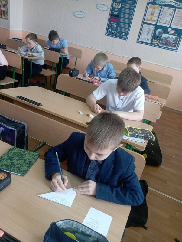 Учащиеся 4-Б класса Тельмановской гимназии совместно с классным руководителем активно принимают участие в акции "Письмо Ветерану" по случаю 80-летней годовщины Победы Советского Союза в Великой Отечественной войне 1941-1945... Учащиеся 4-Б класса Тельмановской гимназии совместно с классным руководителем активно принимают участие в акции "Письмо Ветерану" по случаю 80-летней годовщины Победы Советского Союза в Великой Отечественной войне 1941-1945...