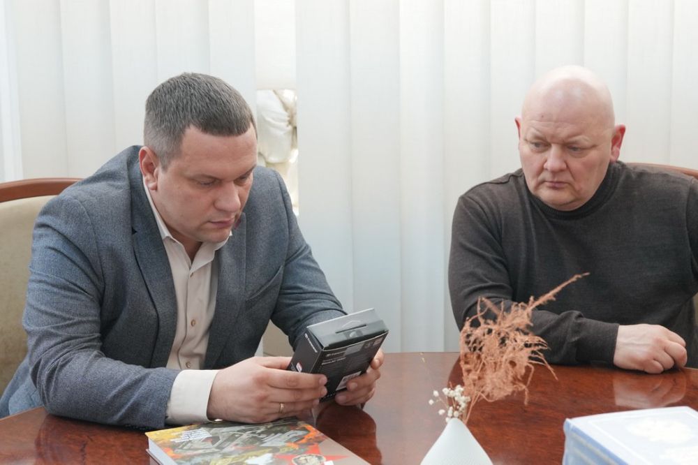 Олег Трофимов: Вместе со своим заместителем Виталием Пестрецовым встретился с Натальей Шевелевой – представителем старейшей Общероссийской общественной организации ветеранов «Российский Союз ветеранов» и Яном Гагиным –... Олег Трофимов: Вместе со своим заместителем Виталием Пестрецовым встретился с Натальей Шевелевой – представителем старейшей Общероссийской общественной организации ветеранов «Российский Союз ветеранов» и Яном Гагиным –...