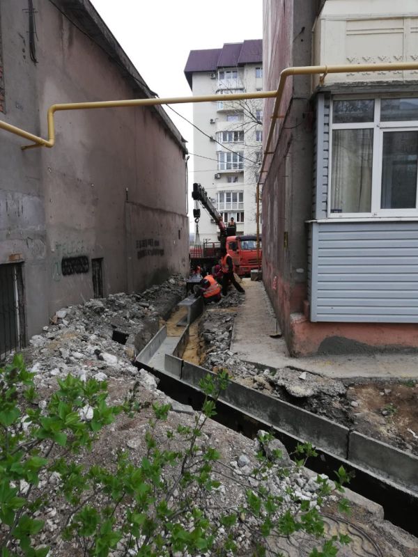 Мариуполь. Жовтневый район. Совсем недавно — пустые дворы, поломанные лавки, вырванные с корнем качели Мариуполь. Жовтневый район. Совсем недавно — пустые дворы, поломанные лавки, вырванные с корнем качели