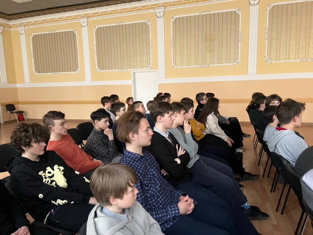 Представители ЦПЭ МВД по Донецкой Народной Республике провели лекцию для школьников Представители ЦПЭ МВД по Донецкой Народной Республике провели лекцию для школьников