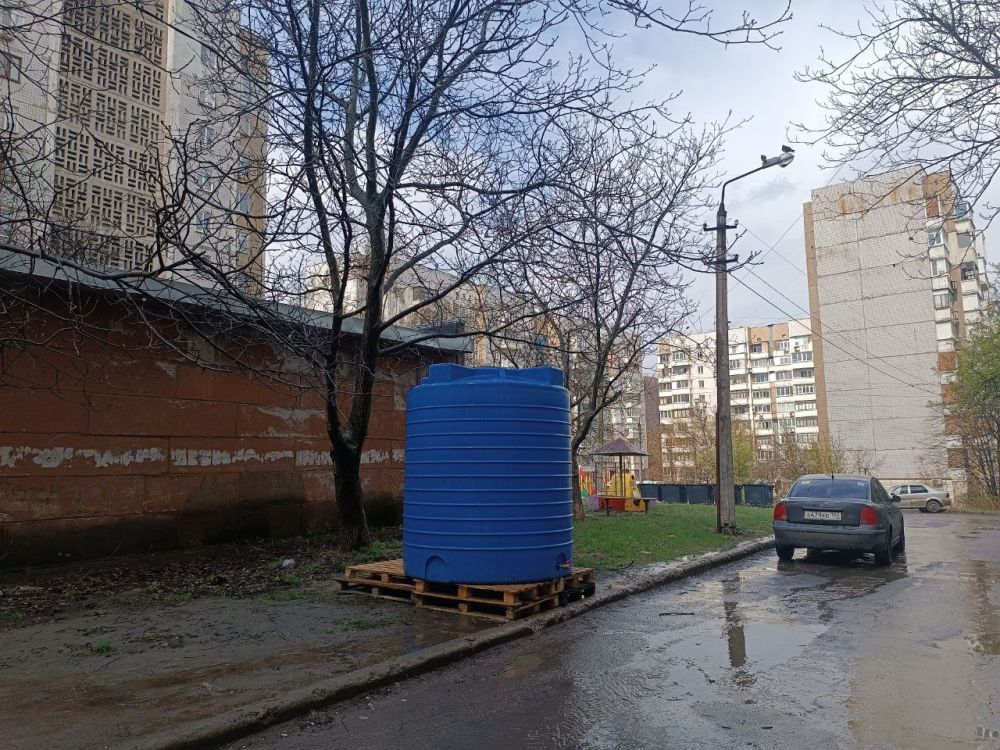 Валентин Левченко: 5-ти тонная емкость с водой установлена для жителей многоквартирных жилых домов по ул.Челюскинцев, 265 Валентин Левченко: 5-ти тонная емкость с водой установлена для жителей многоквартирных жилых домов по ул.Челюскинцев, 265